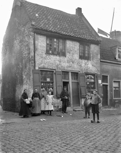 73301 Gezicht op de voorgevel van het pand Waterstraat 58-62 (kruidenierswinkel van de weduwe Schoemakers-de Wilt en ...
